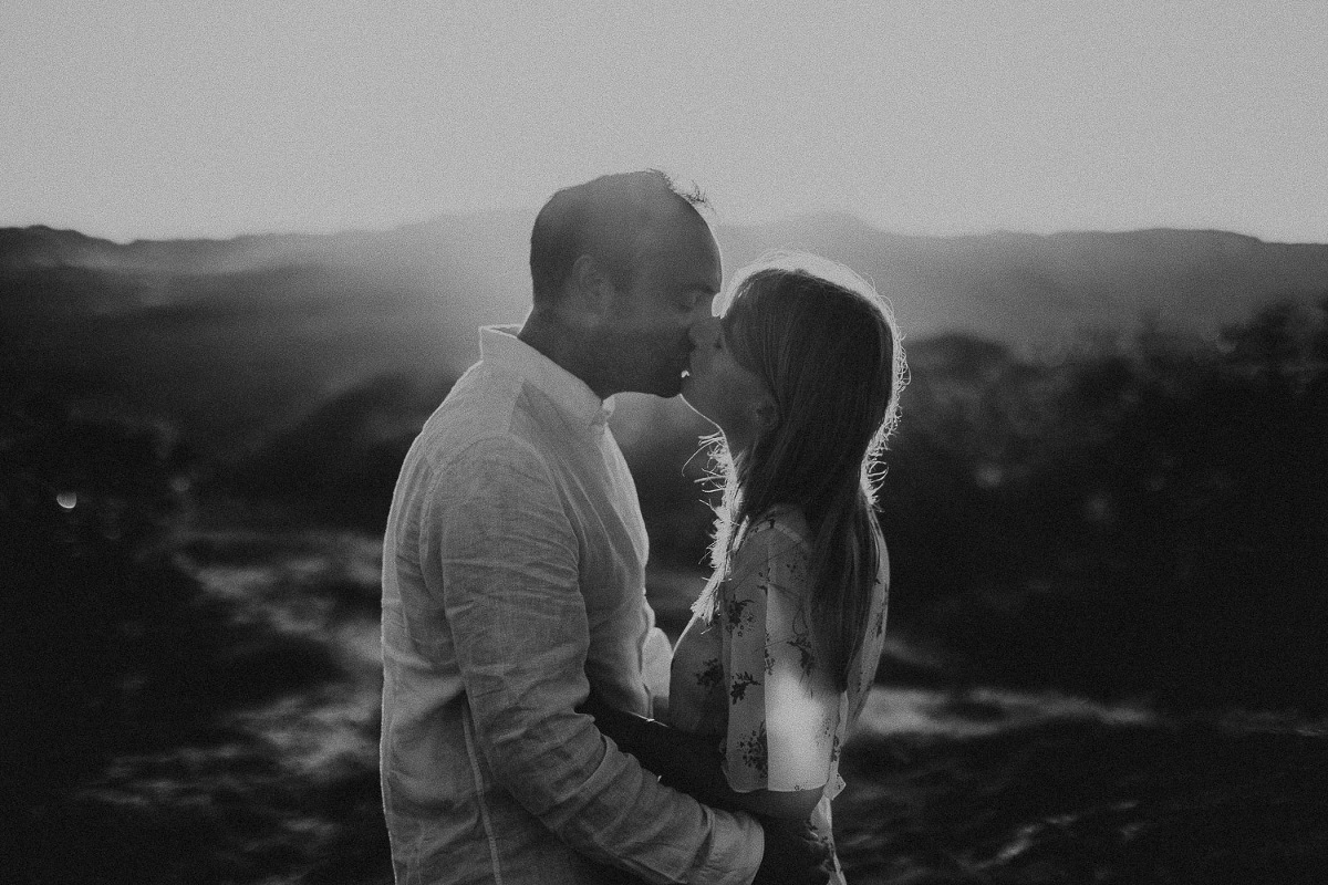 portrait couple noir et blanc coucher de soleil